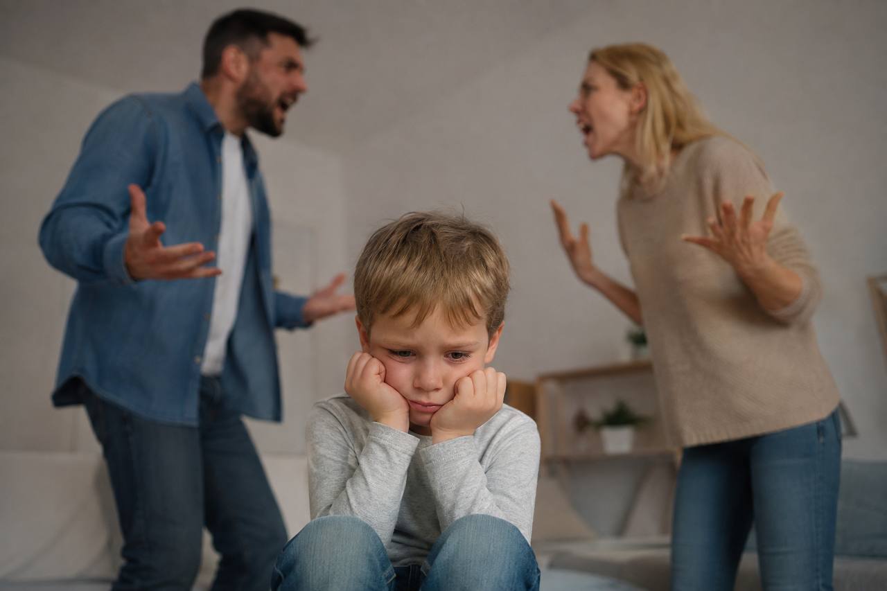 Jak psycholog może pracować z rodziną w trakcie rozwodu, nie stając się stroną sporu?